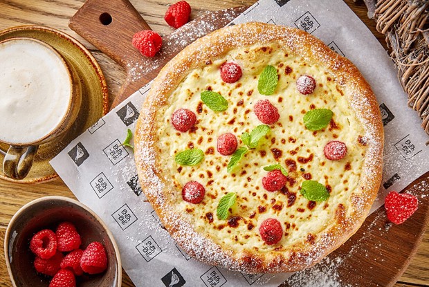 Сладкий хачапур с ягодами и сливочным сыром