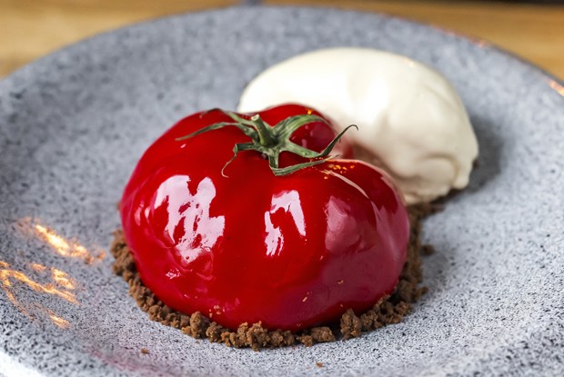 Сладкий помидор с мороженым из базилика