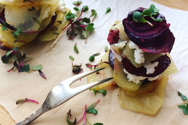 Слайсы из свеклы и картофеля с творожным сыром