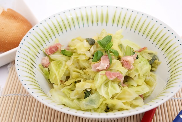 Сливочная савойская капуста с пореем и чесноком