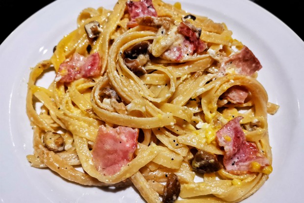 Сливочная паста с беконом и грибами шимеджи