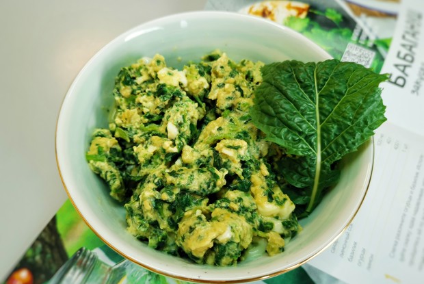 Сливочная яичница со шпинатом