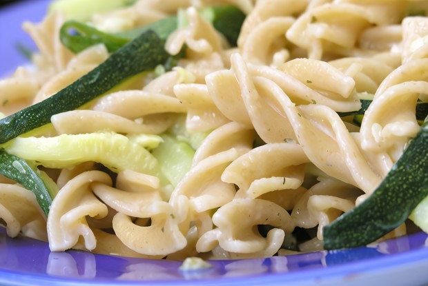 Сливочные фузилли с ветчиной и кабачками