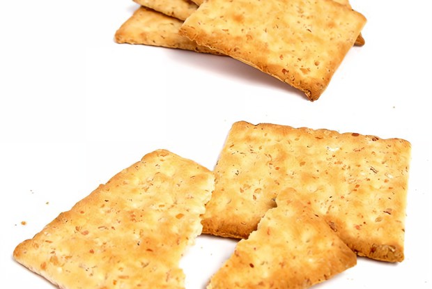 Сливочные крекеры с пармезаном и кунжутом