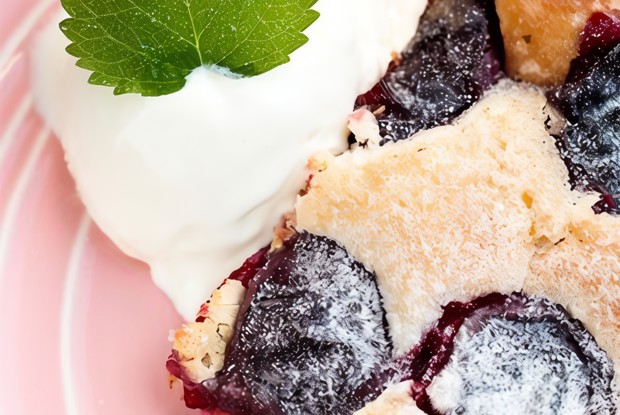 Сливочный клафути с карамелизованными сливами