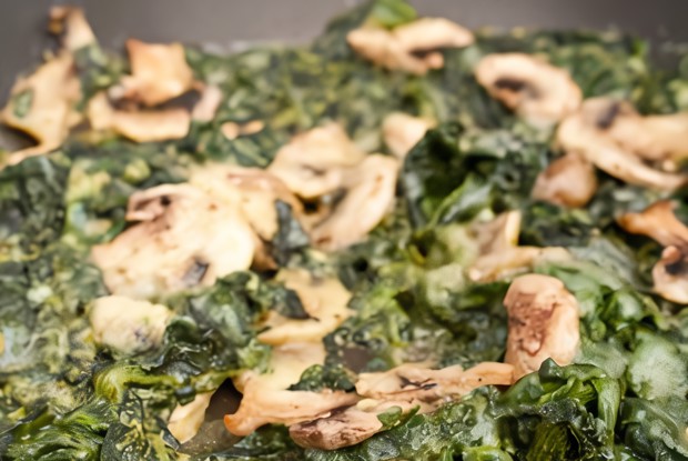 Сливочный шпинат с грибами и пармезаном