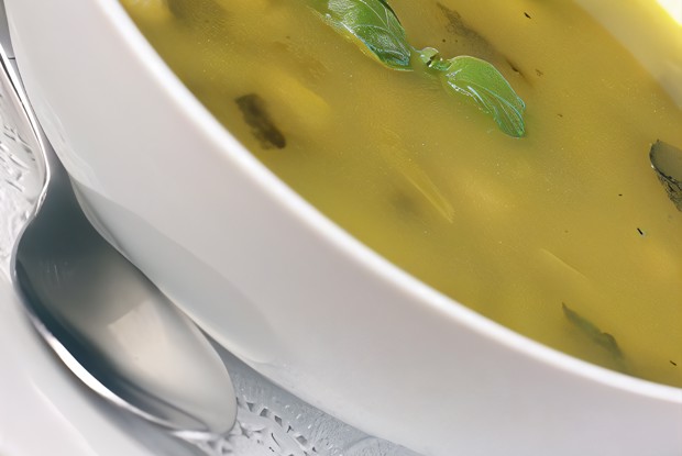 Сливочный суп из курицы со шпинатом, сельдереем и зеленым горошком