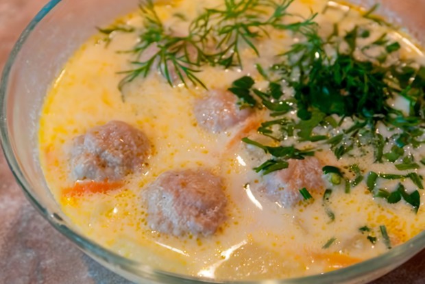 Сливочный суп с фрикадельками