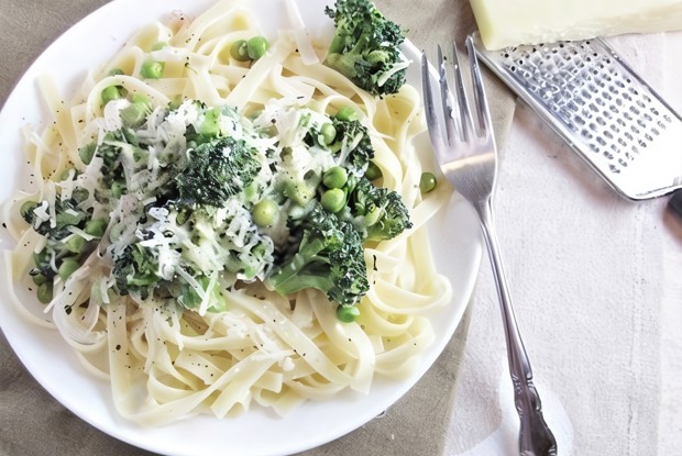 Сливочно-лимонные феттучини с горохом и брокколи