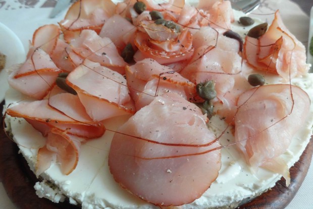 Сливочно-рокфоровый торт с рукколой и прошутто