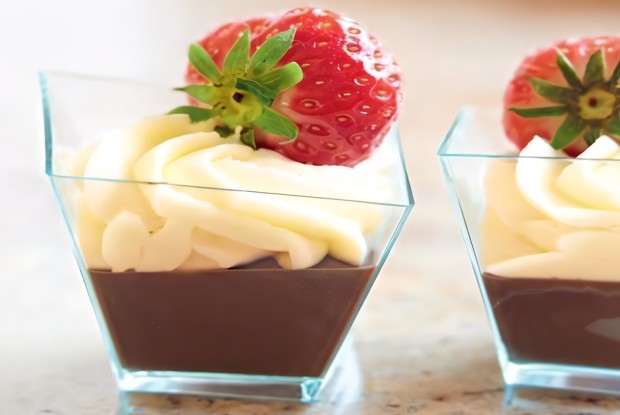 Сливочно-шоколадный десерт в стаканчиках