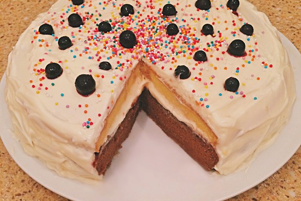 Сливочно-шоколадный торт с клубничной пропиткой