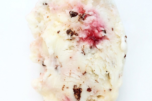 Сливочное мороженое с меренгами, шоколадной крошкой и малиновой прослойкой