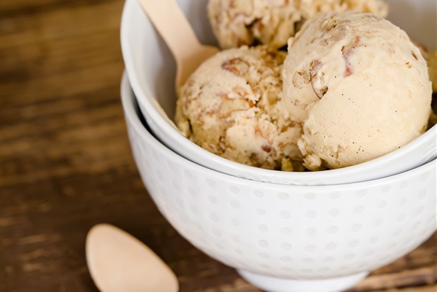 Сливочное мороженое с жареным пеканом