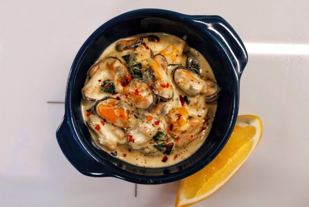 Сливочные мидии в соусе дорблю со шпинатом