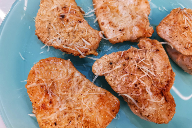 Сливочные стейки с сыром из индейки