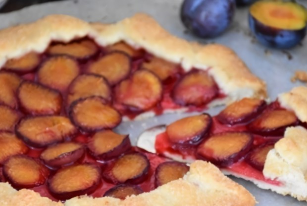 Сливовая галета с пряной ореховой начинкой