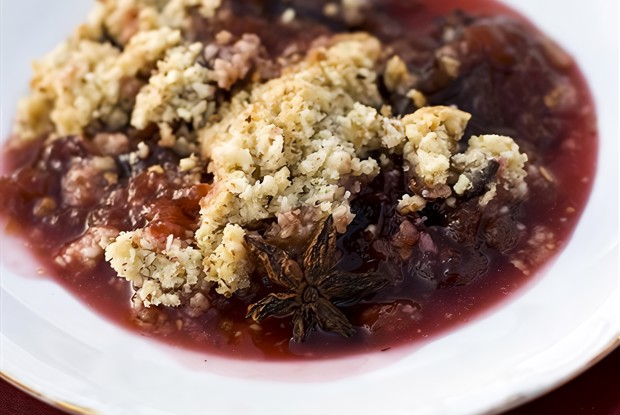 Сливовый коблер с медом