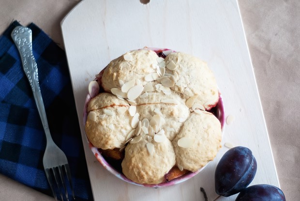 Сливовый коблер с миндалем