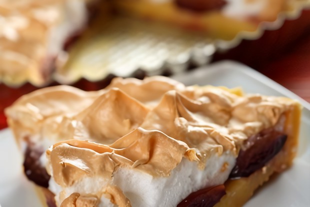 Сливовый пирог с безе