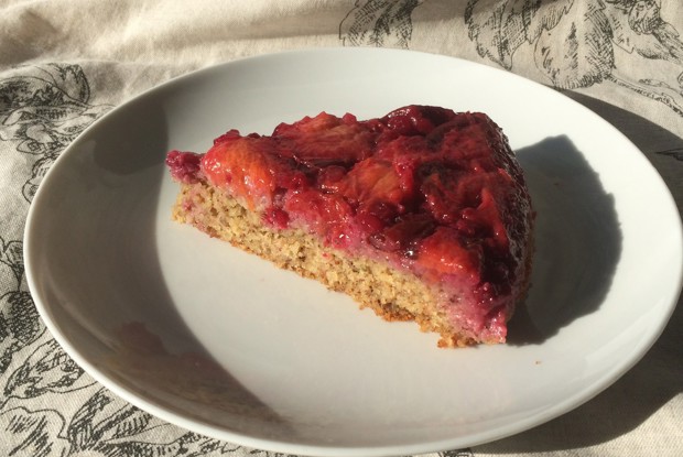 Сливово-брусничный безглютеновый перевернутый пирог (upside down cake)