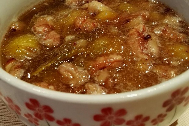 Сливовое варенье с грецким орехом и корицей