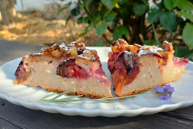 Сливовый пирог с какао и орехами