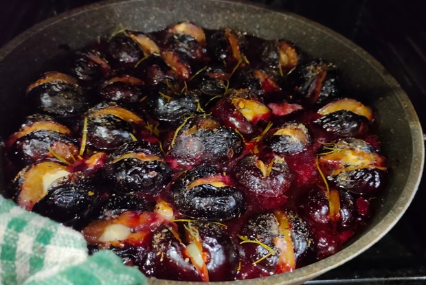 Сливы, запеченные с чесноком и розмарином