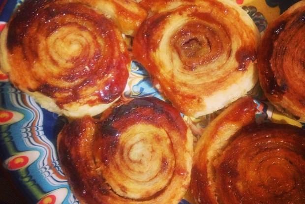 Слоеные булочки с корицей и медом