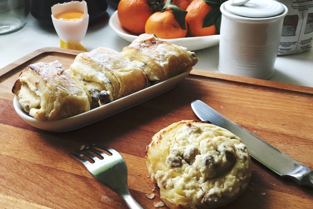 Слоеные булочки с творожной начинкой и изюмом