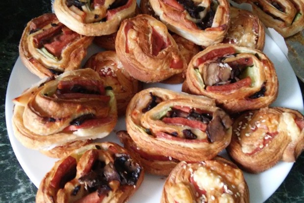 Слоеные булочки с ветчиной и зеленью