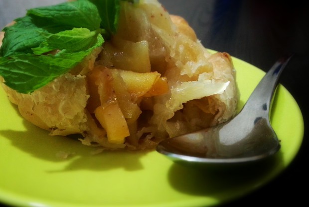 Слоеные мешочки с яблоками и мятой