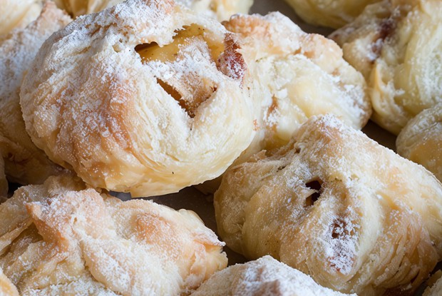 Слоеные мешочки с сахарной пудрой