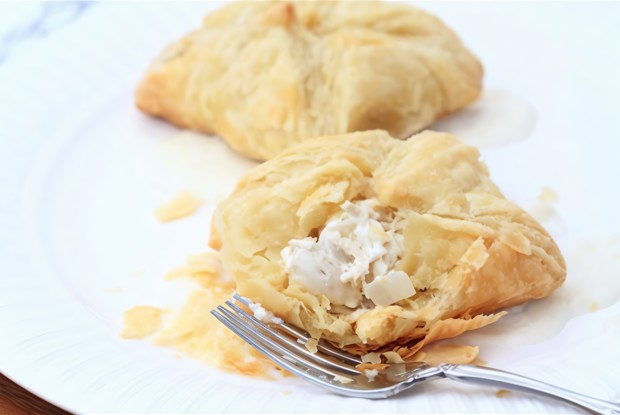 Слоеные пирожки с курицей