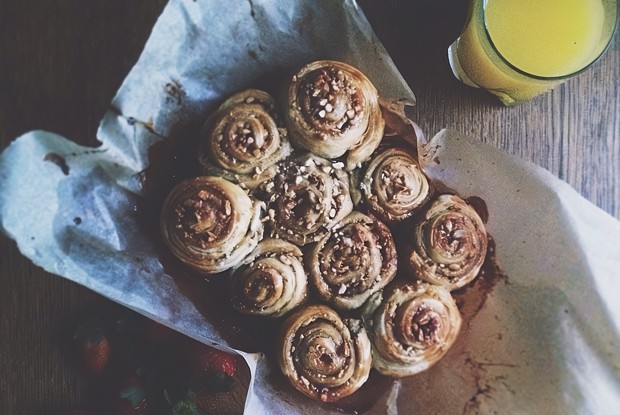 Слоеные рулетики с орехами в меде
