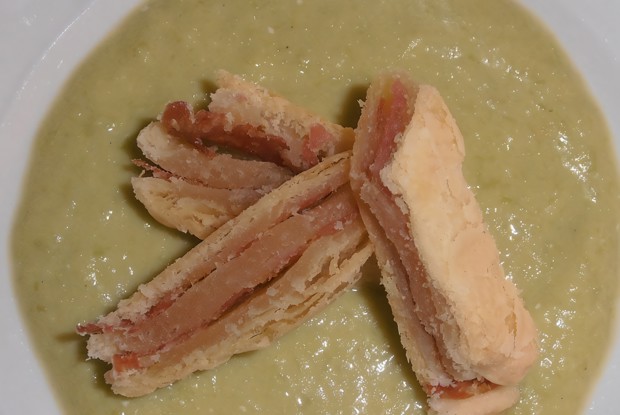 Слоеные сэндвичи с салями и пюре из лука-порея