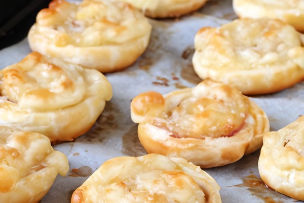 Слоеные спиральки с пармезаном и паприкой