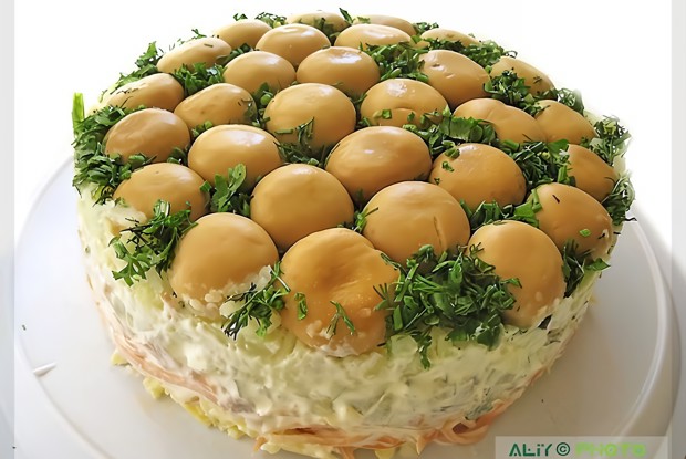 Слоеный грибной салат с колбасой и морковью по-корейски