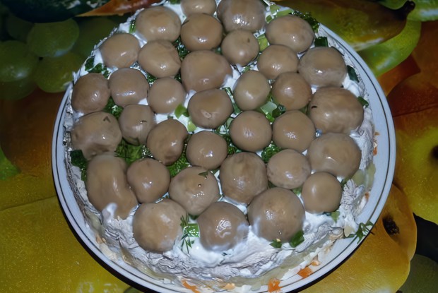 Слоеный грибной салат с курицей и картофелем
