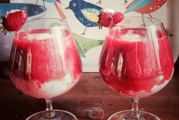 Слоеный клубничный коктейль