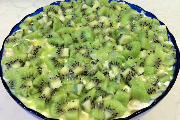 Слоеный куриный салат с киви, ананасами и грибами