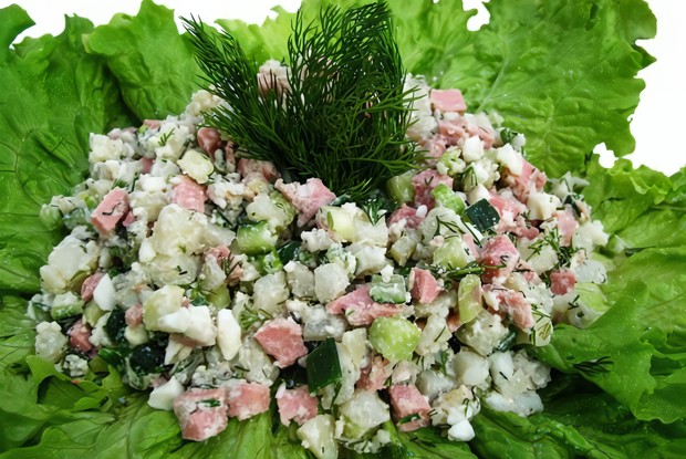 Слоеный куриный салат с огурцами и сыром