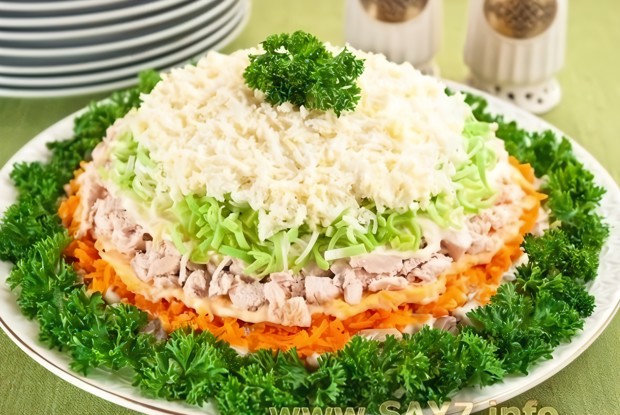 Слоеный куриный салат с шампиньонами и луком-пореем