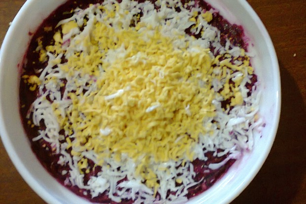 Слоеный овощной салат с плавленным сыром