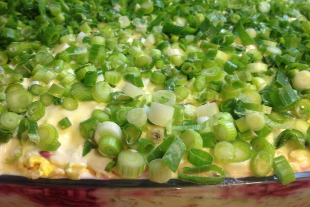 Слоеный овощной салат с солеными огурцами