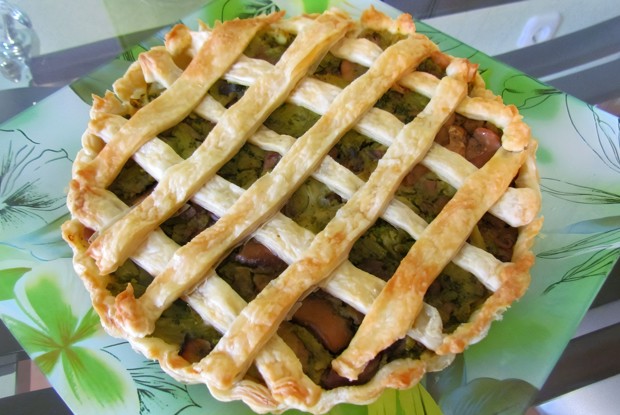 Слоеный пирог с брокколи и шампиньонами