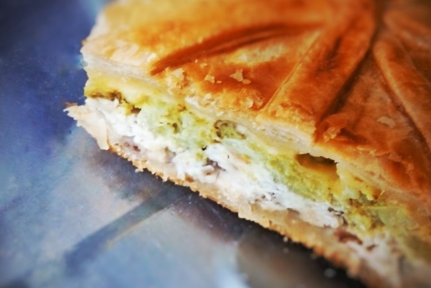 Слоеный пирог с курицей, брокколи и черри