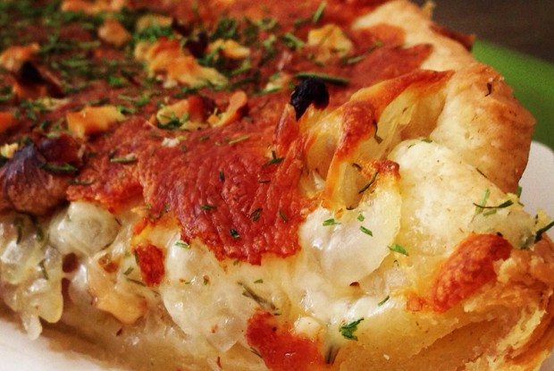 Слоеный пирог с луком, сыром и грецкими орехами