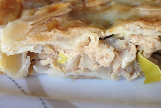 Слоеный пирог с тунцом, луком-пореем и солеными огурцами