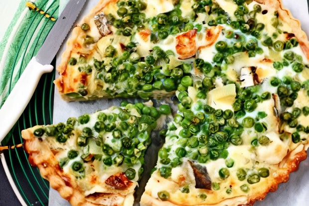 Слоеный пирог с зеленым горошком, беконом, пармезаном и зеленью